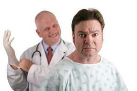Prieš skirdamas gydymą nuo prostatito, gydytojas atlieka skaitmeninį paciento prostatos tyrimą